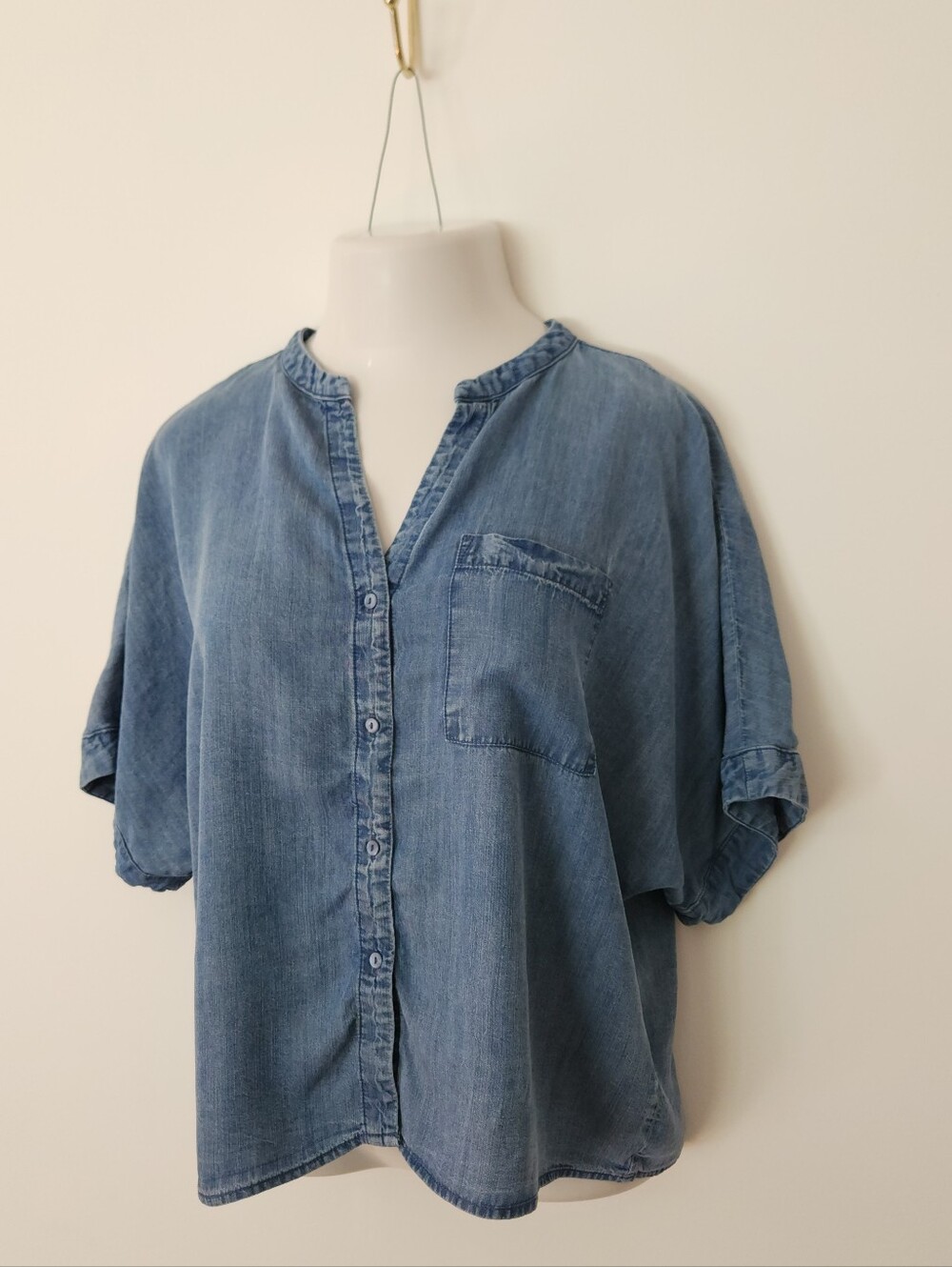 T Tahari Blue Chambray Short Sleeve Button Blouse L